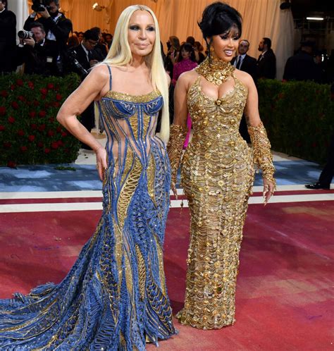 VERSACE EN LA GALA DEL MET DE 2021